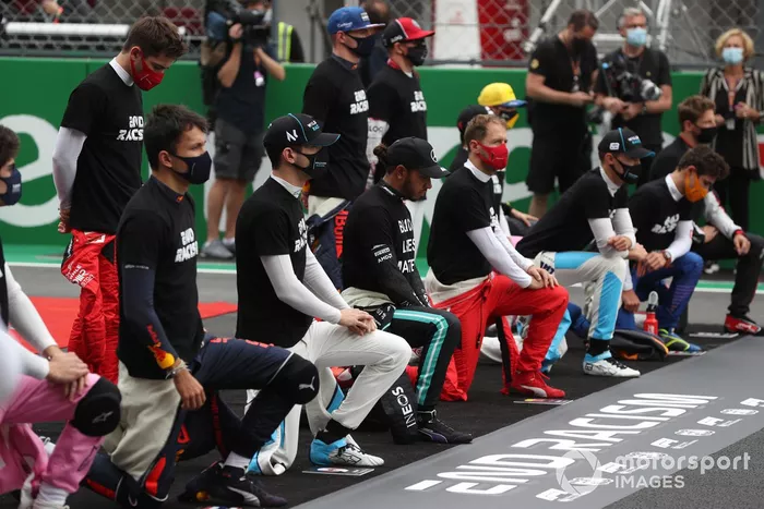Los pilotos se arrodillan y apoyan la campaña para el Fin del Racismo antes de la carrera