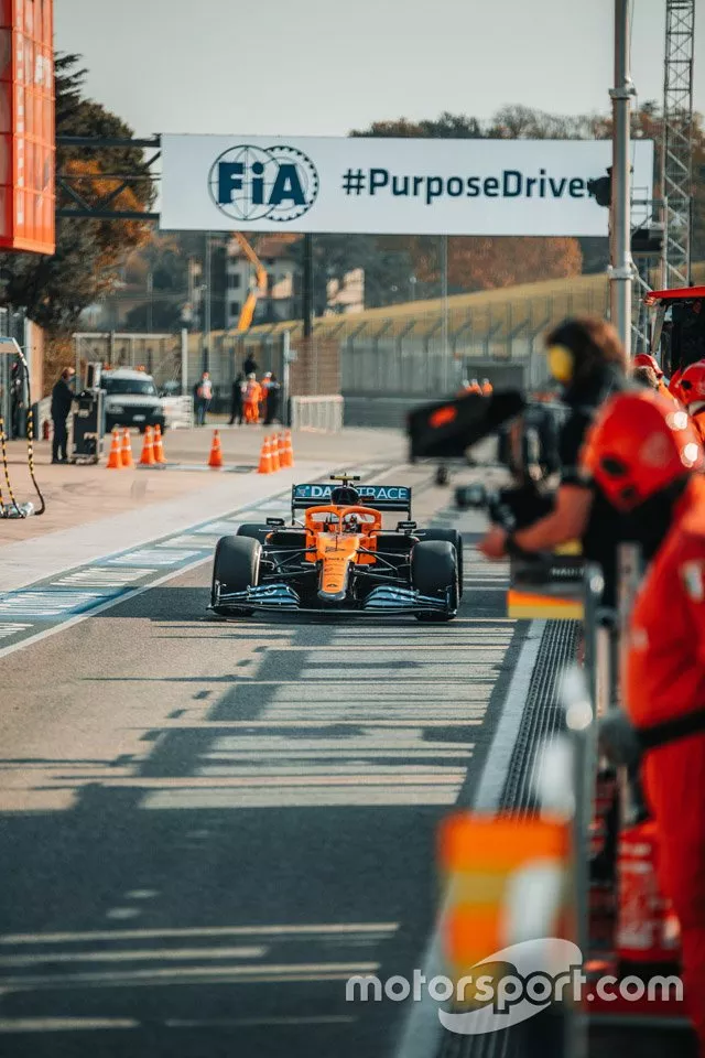 Lando Norris, McLaren, entra in pit lane
