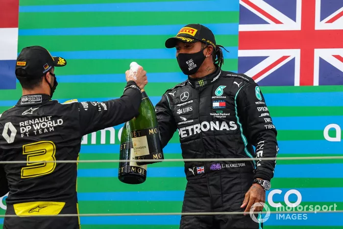 Podio: ganador de la carrera Lewis Hamilton, Mercedes-AMG F1, y tercer lugar Daniel Ricciardo, Renault F1