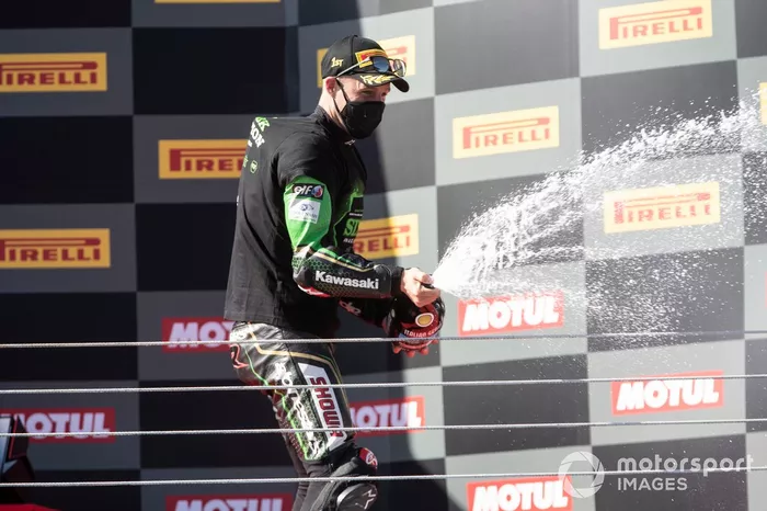 Jonathan Rea, del equipo Kawasaki Racing Team celebra su sexto Campeonato Mundial