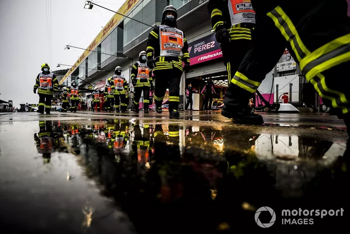 Comisarios en el pit lane