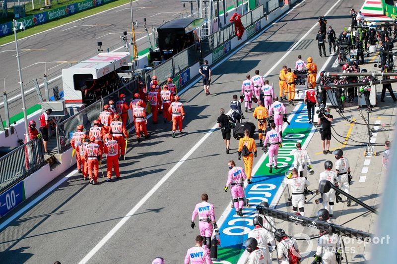 Mecánicos en pit lane
