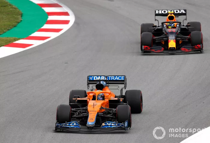 Daniel Ricciardo, McLaren MCL35M, Sergio Pérez, Red Bull Racing RB16B