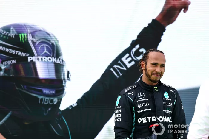 Lewis Hamilton, Mercedes, primera posición, en el Parque Cerrado