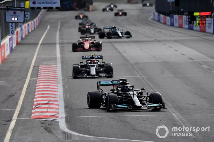 Lewis Hamilton, Mercedes W12, Pierre Gasly, AlphaTauri AT02, Charles Leclerc, Ferrari SF21