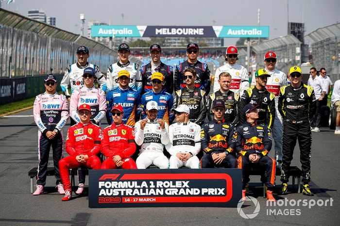 Pilotos da classe de 2019 posam para foto na Fórmula 1