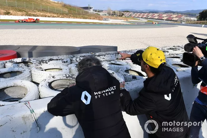 Daniel Ricciardo, Renault F1 Team e Alain Prost, consigliere speciale Renault F1 Team, guardano l'azione da bordo pista, mentre transita Charles Leclerc, Ferrari SF90