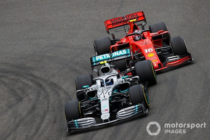 Valtteri Bottas, Mercedes AMG W10, lucha con Charles Leclerc, Ferrari SF90