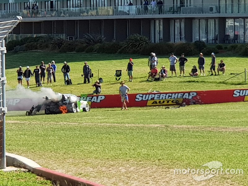 Tifosi vicino alla vettura della Black Swan Racing Porsche 911 GT3-R: Tim Pappas, Jeroen Bleekemolen, Marc Lieb, dopo l'incidente