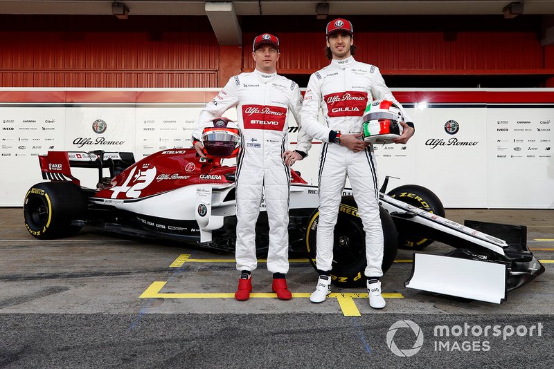 Kimi Raikkonen, Alfa Romeo Racing e Antonio Giovinazzi, Alfa Romeo Racing con la nuova Alfa Romeo Racing C38