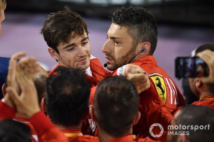 Il team Ferrari festeggia con Charles Leclerc, Ferrari, 3° classificato, nel parco chiuso