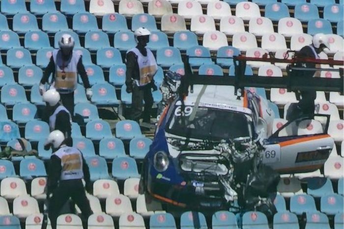 El Porsche de Alexandre Areia, Team Monteiros Competiçoes, sobre las gradas del circuito de Portimao