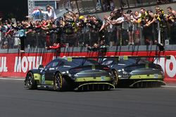 Finish van #95 Aston Martin Racing Aston Martin Vantage: Nicki Thiim, Marco Sorensen, Richie Stanaway en #97 Aston Martin Racing Aston Martin Vantage: Darren Turner, Jonny Adam, Daniel Serra