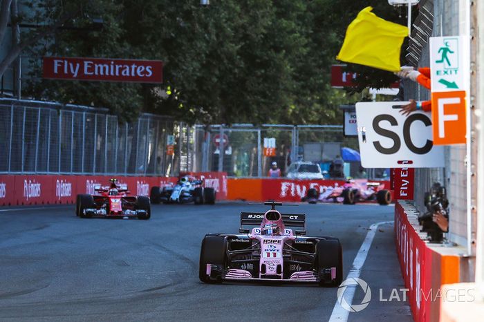 Sergio Perez, Sahara Force India VJM10 pasa la bandera amarilla y el tablero del coche de seguridad