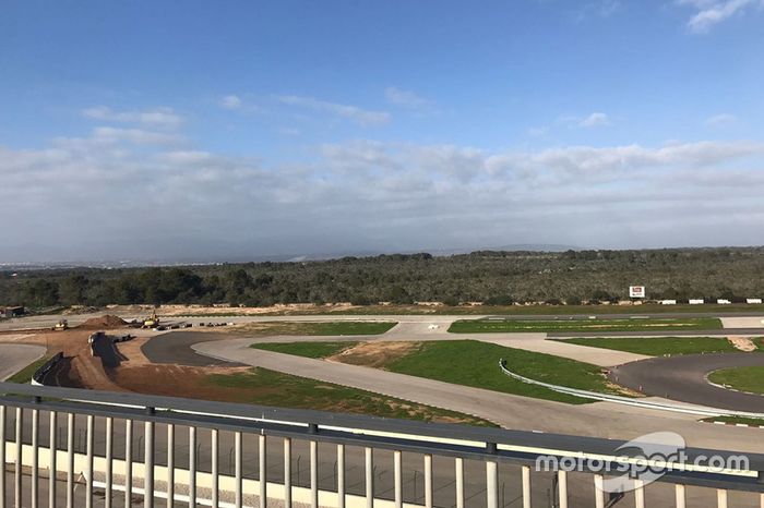 Timo Scheider pista en construcción en Mallorca
