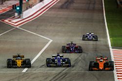 Fernando Alonso, McLaren MCL32, Marcus Ericsson, Sauber C36, Jolyon Palmer, Renault RS 17