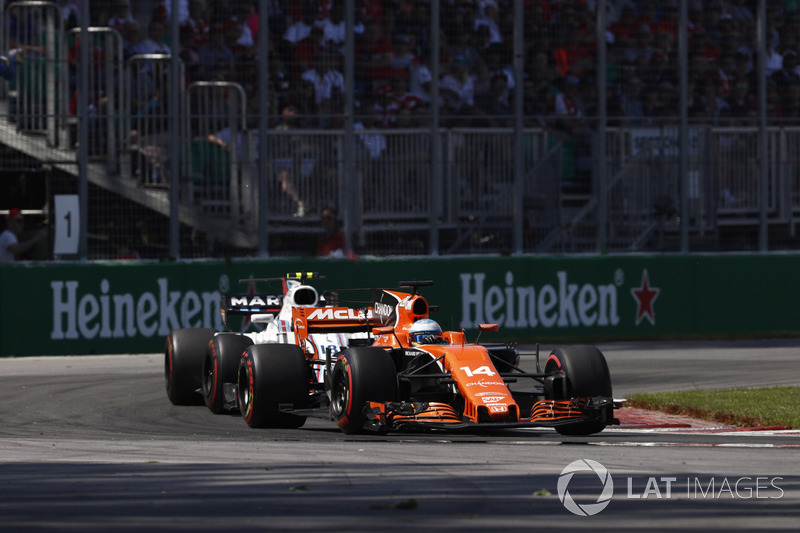 Fernando Alonso, McLaren MCL32, Lance Stroll, Williams FW40