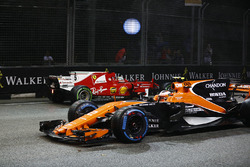 Stoffel Vandoorne, McLaren MCL32, Sebastian Vettel, Ferrari SF70H, nach Crash