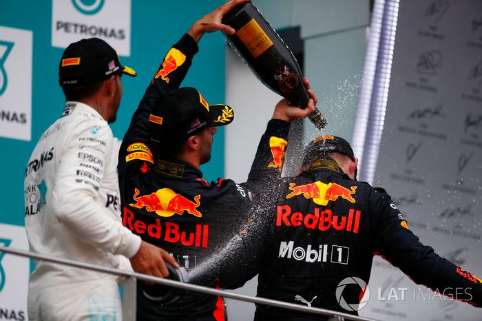 Mercedes AMG F1, Lewis Hamilton, Daniel Ricciardo, Red Bull Racing, rociar Champaña sobre ganador Max Verstappen, Red Bull Racing, en el podio