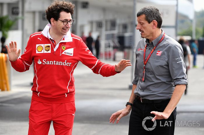 Mattia Binotto, jefe técnico de Ferrari y Guenther Steiner, Haas F1 Team Principal