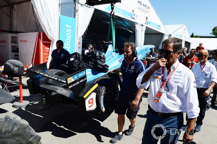 El coche dañado de Sébastien Buemi, Renault e.Dams, es llevado a pits después del choque