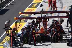Max Verstappen, Red Bull Racing RB13 pit stop