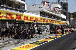 Daniil Kvyat, Scuderia Toro Rosso STR12, Stoffel Vandoorne, McLaren MCL32, Fernando Alonso, McLaren