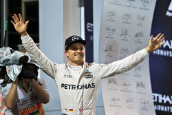 Le Champion du monde Nico Rosberg, Mercedes AMG F1 fête son titre sur le podium