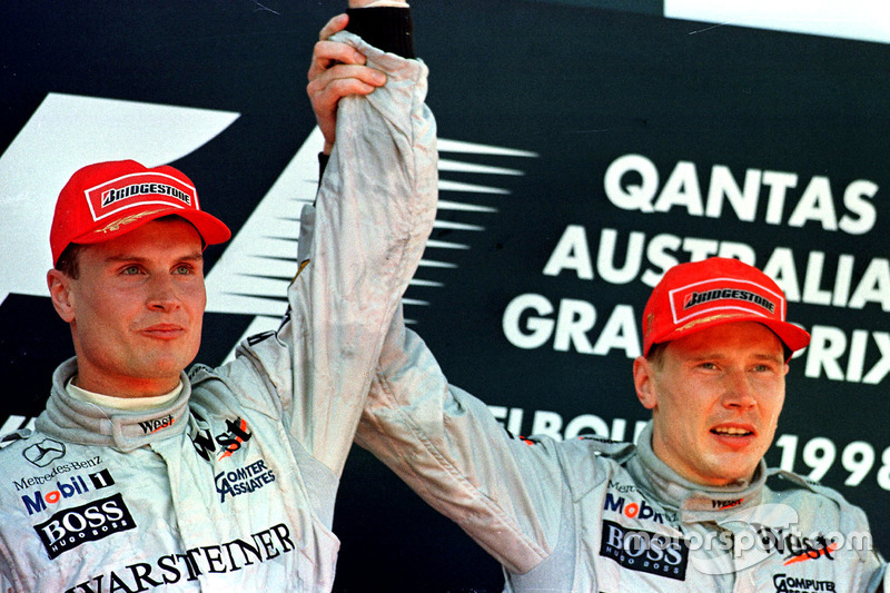 Podium : le vainqueur Mika Hakkinen, McLaren Mercedes, le deuxième, David Coulthard, McLaren Mercedes