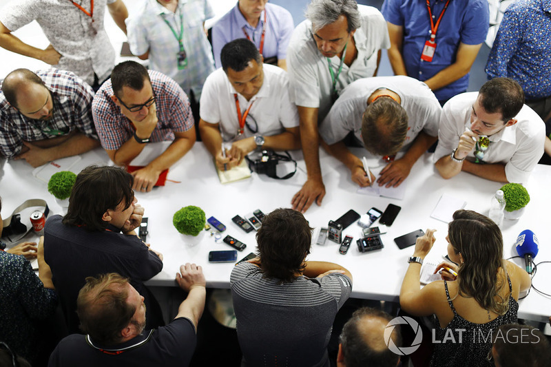 Fernando Alonso, McLaren, including Adam Cooper and Jonathan Noble, Motorsport.com Editor