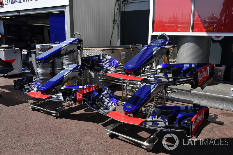 STR12 de la Scuderia Toro Rosso, morro y alerones delanteros