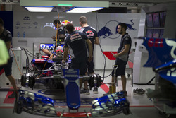 Une Scuderia Toro Rosso STR12 dans le garage
