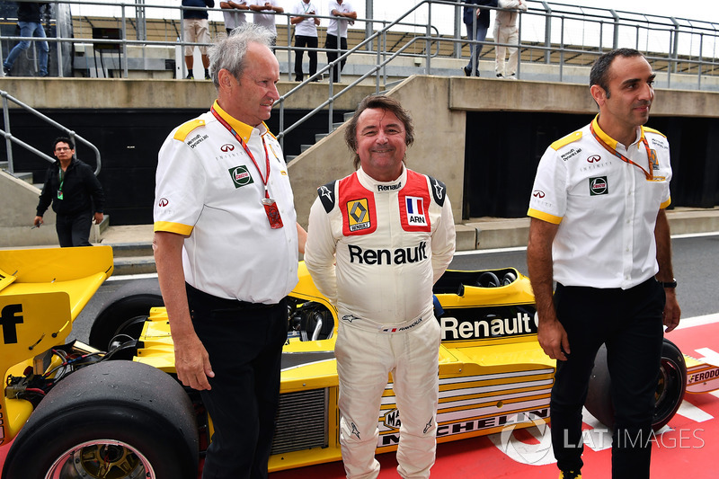 Jerome Stoll, Direktur Renault Sport F1, René Arnoux, dan Cyril Abiteboul, Direktur pengelola Renault Sport F1 berdiri di depan Renault RS01