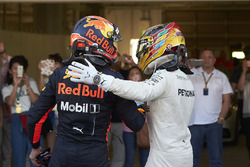 Max Verstappen, Red Bull, tweede plaats, feliciteert winnaar Lewis Hamilton, Mercedes AMG F1, in het gesloten wagenpark