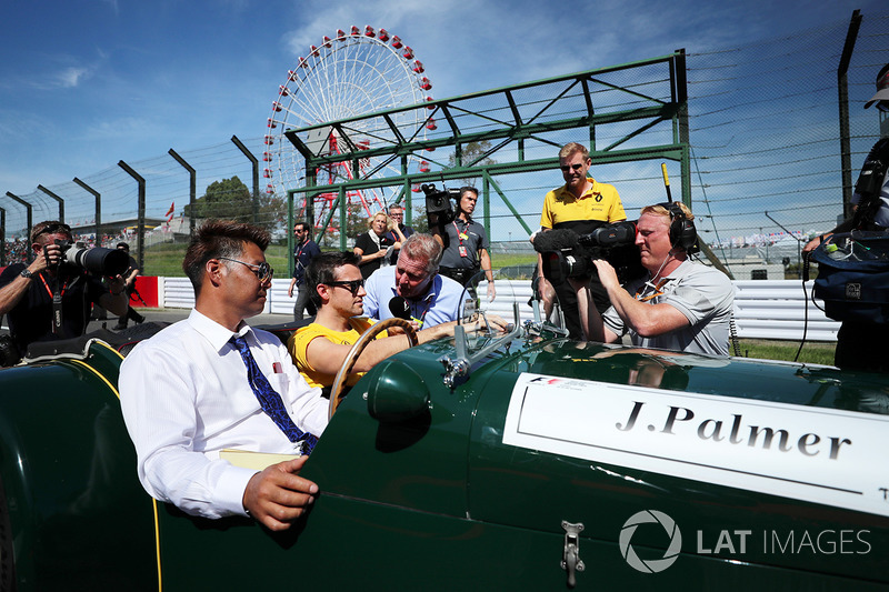 Jolyon Palmer, Renault Sport F1 Team talks with Johnny Herbert, Sky TV and the drivers parade