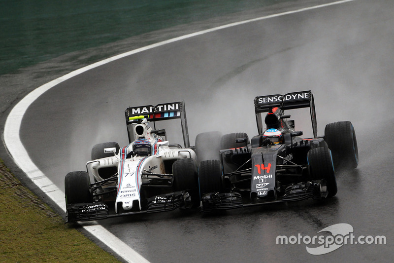 (L to R): Valtteri Bottas, Williams FW38 and Fernando Alonso, McLaren MP4-31 battle for position