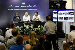 Заступник гоночного директора FIA Лоран Мекіс, гоночний директор FIA Чарлі Вайтінг, медіа-делегат FI