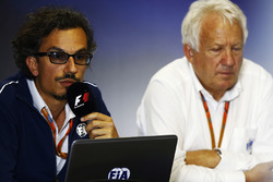 Заступник гоночного директора FIA Лоран Мекіс, гоночний директор FIA Чарлі Вайтінг