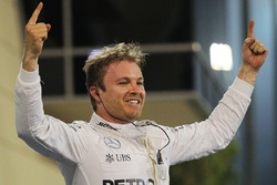 Ganador de la carrera Nico Rosberg, Mercedes AMG F1 celebra en parc ferme