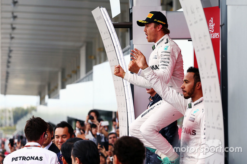 Race winner Nico Rosberg, Mercedes AMG F1 celebrates on the podium