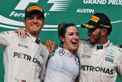 Подіум (зліва направо): Ніко Росберг, Mercedes AMG F1 та Вікторія Вовльз, партнер директора по серві