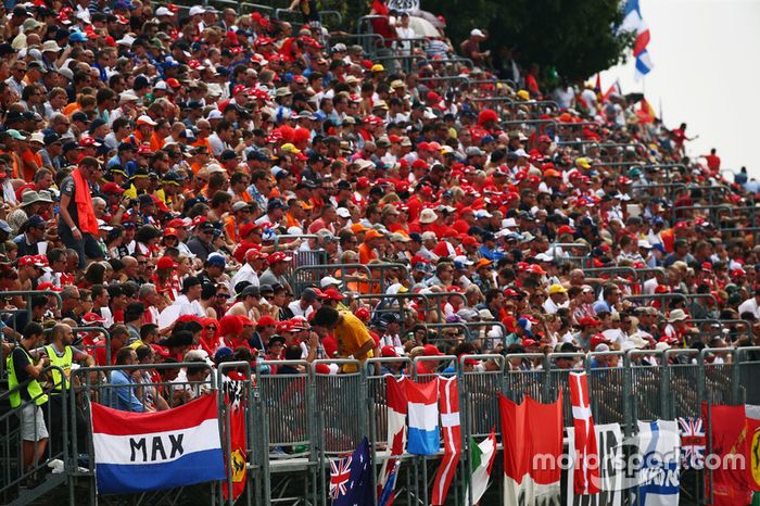 Aficionados en la tribuna