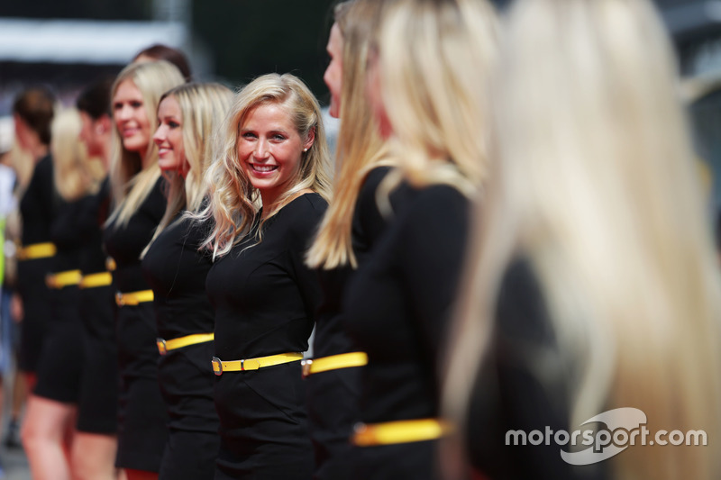 Grid girls nella sfilata dei piloti