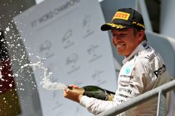 Podio: Ganador de la carrera Nico Rosberg, Mercedes AMG F1 celebra con champán