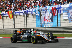 Nico Hulkenberg, Sahara Force India F1 VJM09 and Esteban Gutierrez, Haas F1 Team VF-16 battle for po