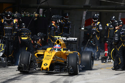 Jolyon Palmer, Renault Sport F1 Team pitstop