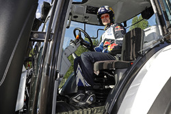 Jari-Matti Latvala, Volkswagen Motorsport con un tractor de competencia