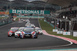 Tin Sritrai, Honda Civic TCR, Team Thailand; Kevin Gleason, Honda Civic TCR, West Coast Racing