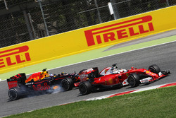 Daniel Ricciardo, Red Bull Racing RB12 e Sebastian Vettel, Ferrari SF16-H