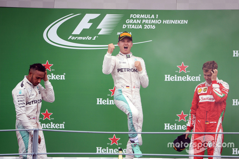 Le podium : deuxième place Lewis Hamilton, Mercedes AMG F1; vainqueur Nico Rosberg, Mercedes AMG F1; troisième place Sebastian Vettel, Ferrari